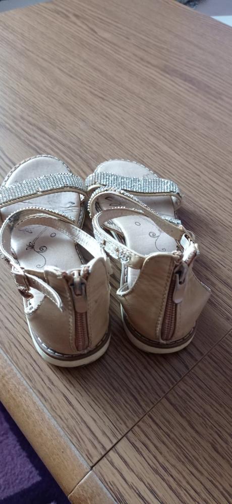 Dievcenské sandále, 33