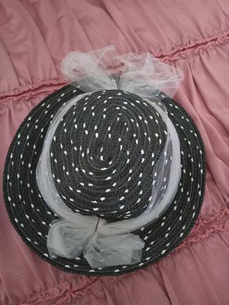 Klobúčiky pre malé dámy.,