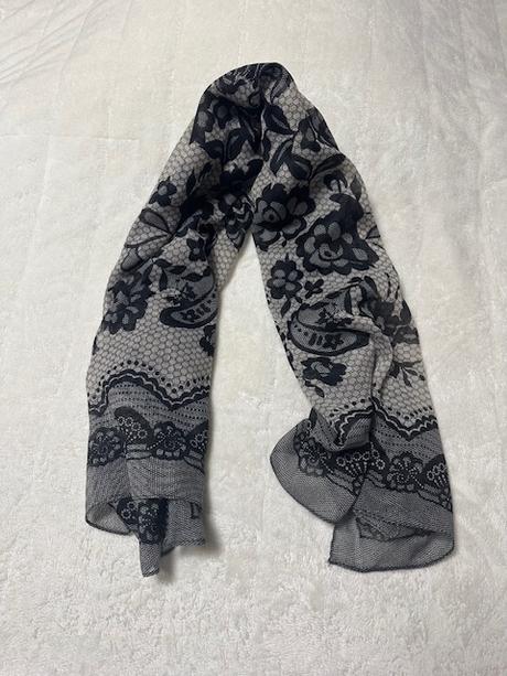 Krémovo čierna šatka so vzorom,