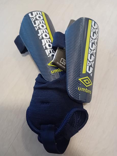 Detské futbalové chrániče umbro,