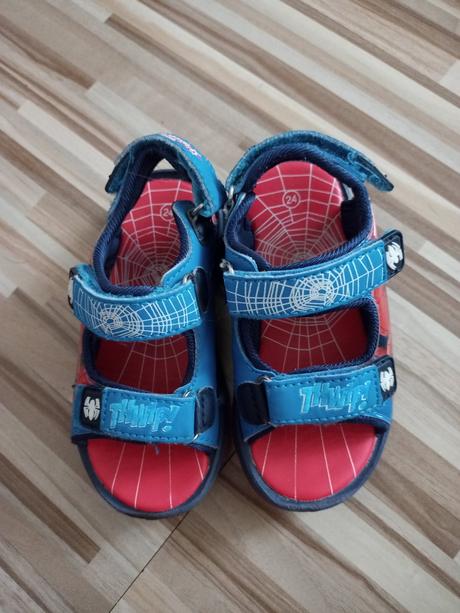 24 sandalky spiderman, 24