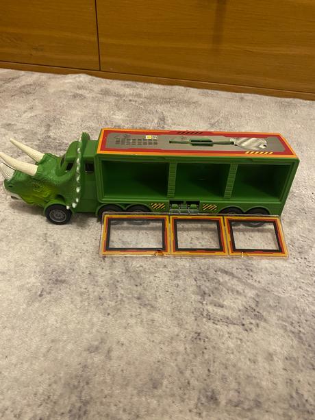 Kamión dino s autíčkom,