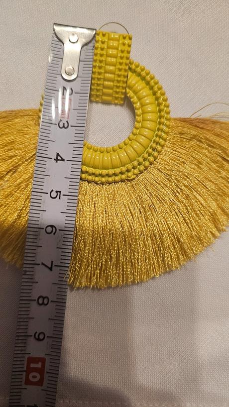 Žlté náušnice niťové,