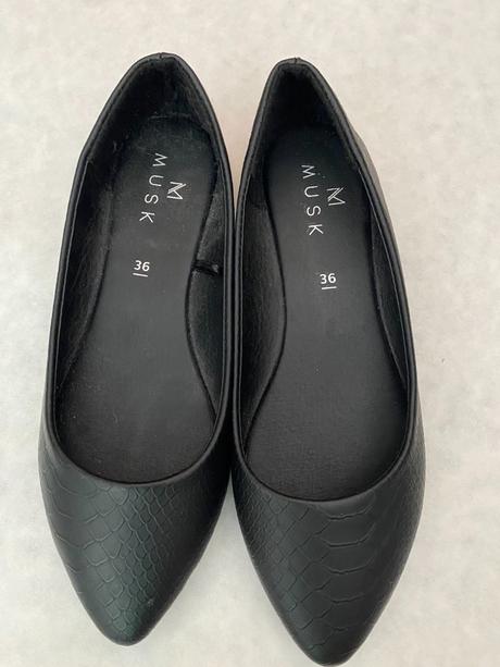 Čierne lodičky, 36