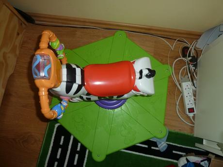 Fisherprice hojdacia otáčajúca sa zebra s postou,