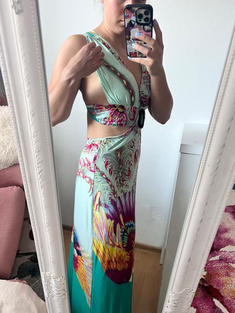 Šaty so zaujímavým chrbtom, l