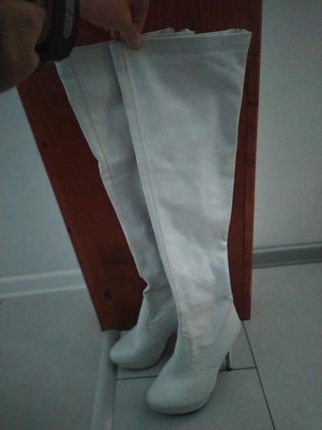 Vysoké biele čižmy, 37