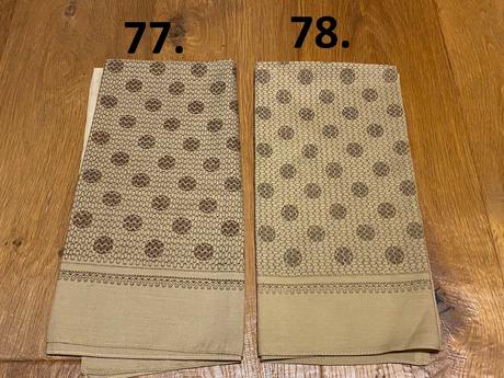 Šatky rôznych farieb a vzorov,