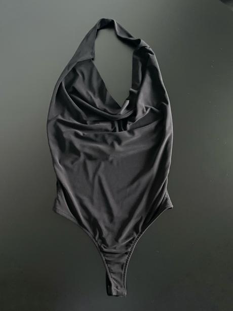 Halterneck body s padavým nariaseným výstrihom, bershka,xs