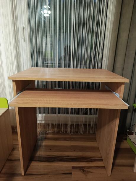 Pc stolík s vysuvnou doskou, 