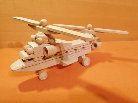 Drevený vrtuľník,