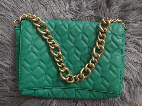 Kabelka s retiazkou, reserved