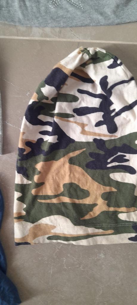 Rôzne takmer nové tenké čiapky z rakúska pre mladé,