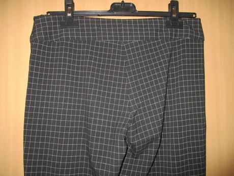 Pekné čierne nohavice s bielou kockou, 38