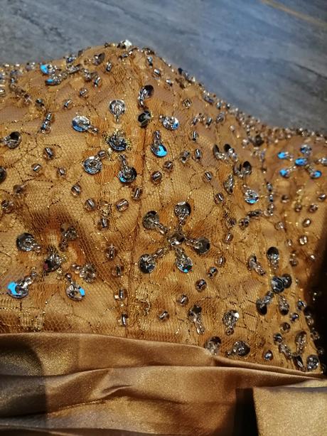 Zlatožlté saténové šaty vs, s