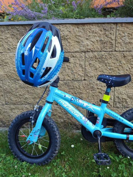 Chlapcensky maly bicykel s prilbou, 12