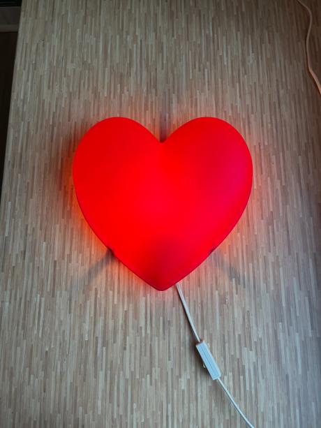 Svietiace srdce na stenu, 