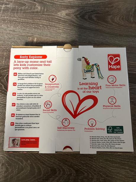 Hape novy drevený koník na prevliekanie,