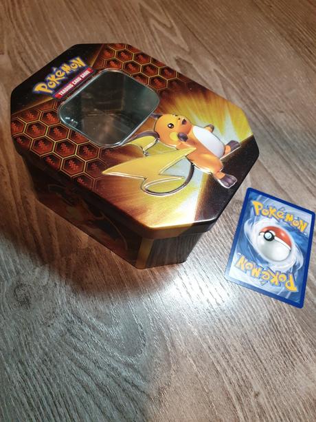 Kovová krabička pokémon tcg raichu (vývoj pikachu),