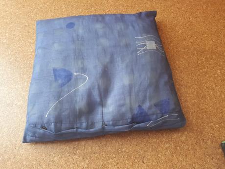 Modra obliecka na vankus geometricke tvary kvety, 