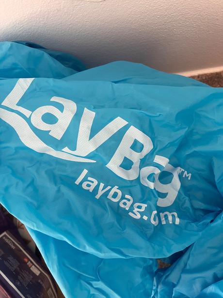 Nafukovacia rozkladacia pohovka laybag na pláž,