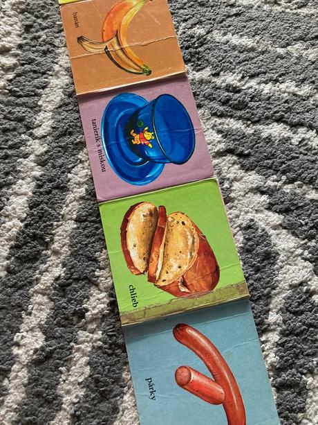 Leporelá pri stole a o psíkovi zo záhradky, 