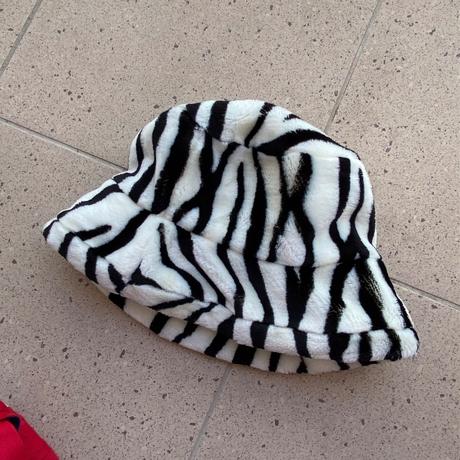 Zebrovaný klobúk so srsťou,