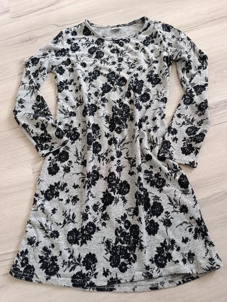 Svetrikové kvietkované šaty, s