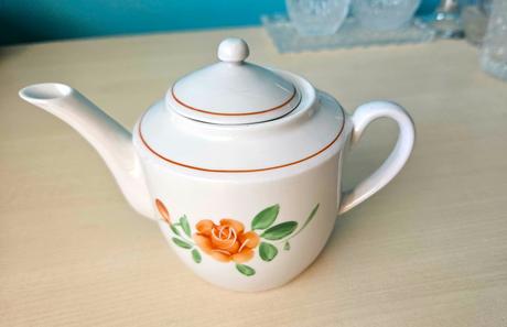 Malý porcelánový čajník, vintage, zn. d.p.r.k.,