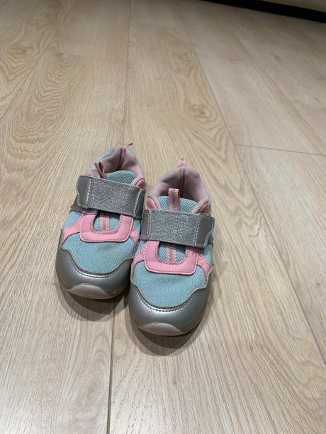 Svietiace tenisky, 27