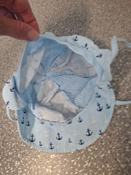Modrá čiapka na zaviazanie, 98
