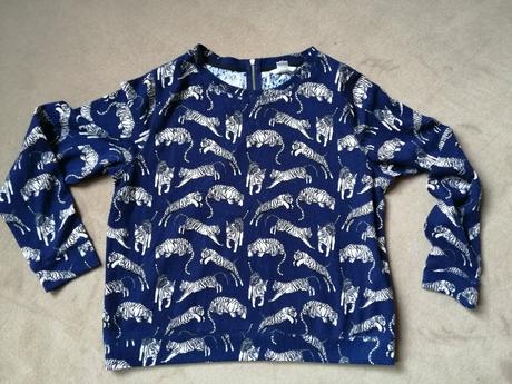 Sveter modrý s tygrami z h&m c. 38, h&m,m