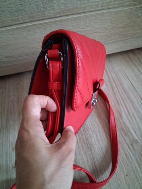 Malá červená kabelka, 