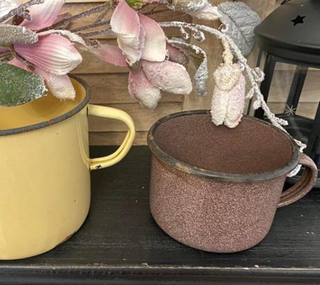 Hnedý smaltovaný hrnček, 