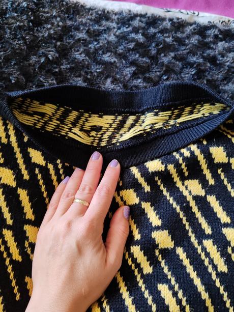 Pulover so širokým golierom, 