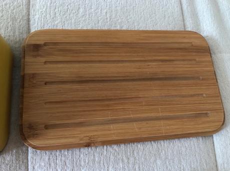 Žltý plechový chlebník homla, 