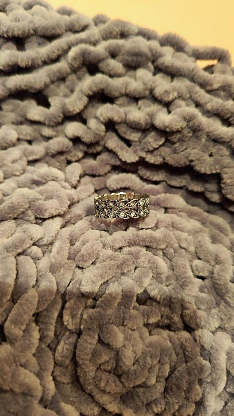 Prsteň s lístkami,