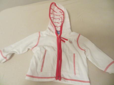 Biela mikina s kapucňou, 68