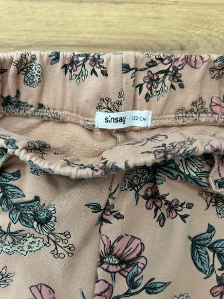 Kvietkované tepláky, sinsay,122