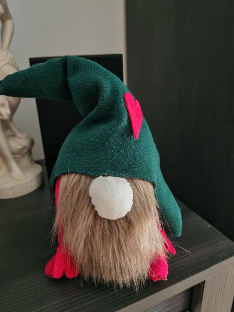 Trpaslík parapetu von na okno alebo doma, 