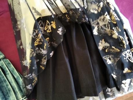 Krásna čierna sukňa so zlatými motylmi, 110