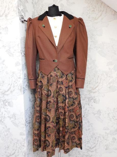 Luxusny vlneny kroj, 40