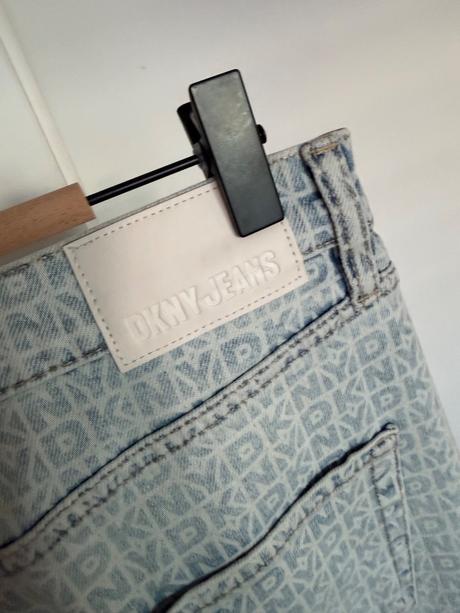 Široké rifle dkny s monogramom, dkny,l