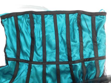 Pekne šaty s odonimatelnymi ramienkami, 46