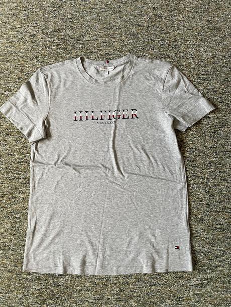 Znackove tricko, tommy hilfiger,s