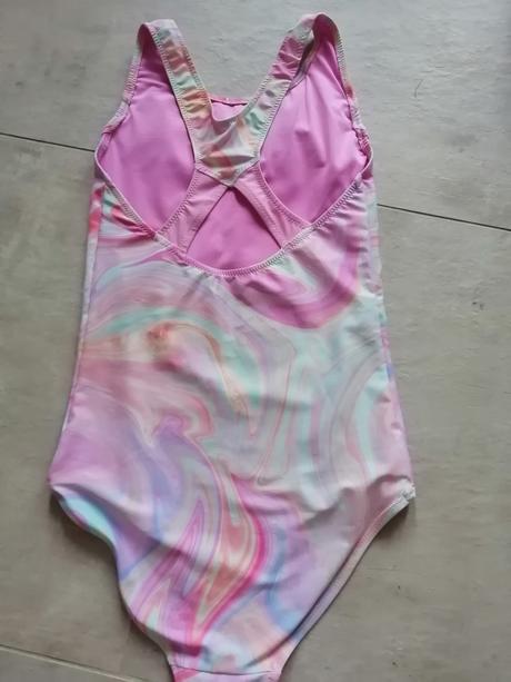 Dievčenské plavky., 146