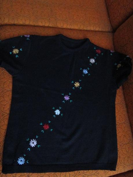 2425. tričko ručne vyšívané, s