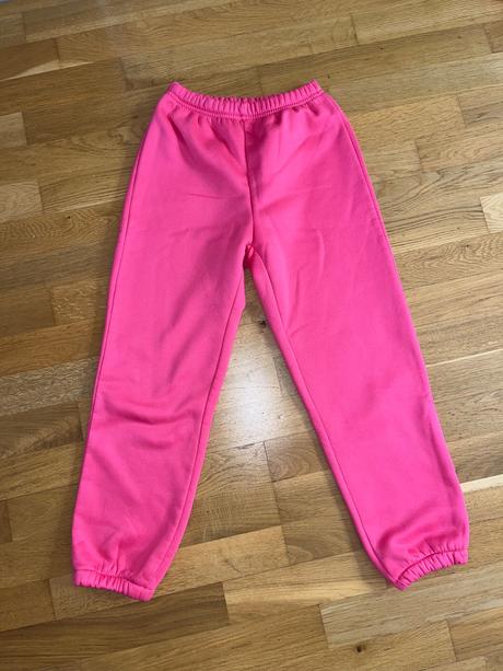 Rúžové tepláky, 164