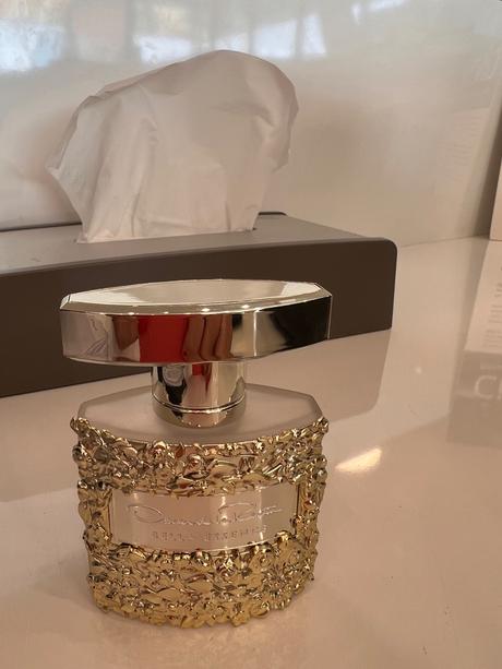 Oscar de la renta bella essence,