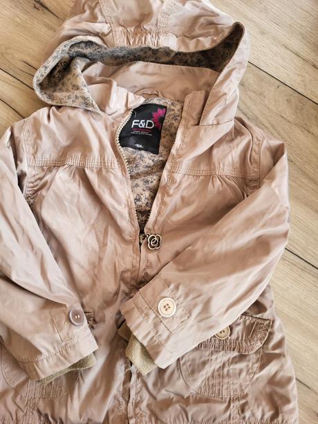 Béžová bundička, 104